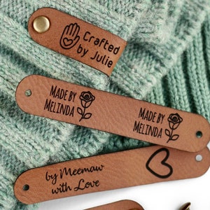 Etichette personalizzate per lavoro a maglia e uncinetto, etichette in similpelle per articoli fatti a mano con logo, etichette in pelle con rivetti, etichette per regali lavorati a maglia