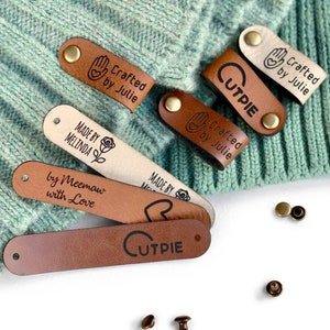 Etichette personalizzate per articoli fatti a mano, lavorati a maglia e all'uncinetto con rivetti. Ottimo regalo per chi lavora a maglia e all'uncinetto - Lavabile e facile da usare
