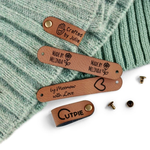 Etiquetas personalizadas de piel sintética para artículos hechos a mano - Logotipo personalizado - Etiquetas para tejido de punto y ganchillo - Pequeñas, 2,85 x 0,55 pulgadas.