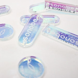 Iridescent acrylic tags with personalized logo - tags with custom text or name for accessories - set of 50 tags