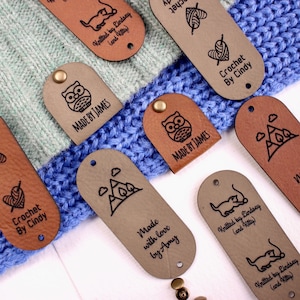 Etiquetas personalizadas para tejidos de punto - 2,85 x 0,95 pulgadas con remaches a presión - Personalizadas con texto y símbolo