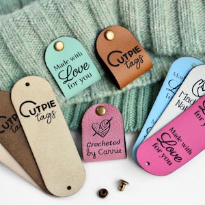 Etichette personalizzate per lavori a maglia e uncinetto - 2,85x0,95 pollici - Finta pelle, opzioni di colori multipli - Rivetti - Lavabili - Facili da attaccare