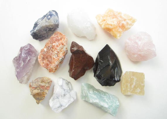  Chakra Stones for Jewelry Making 100g 5~7mm Natural Mixed  Quartz Crystal Stone Rock Gravel Specimens Tank Decor Natural Stones and  Minerals Crystal Decorative Stones for Crafts (M, One Size) : Patio