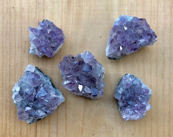 Amatista violeta claro - Racimo de amatista - Cristal de amatista - Piedras de chakra - Terrario de plantas de aire - Decoración de boda - Racimo de cristal