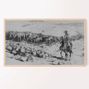 Op de afbeelding: Een zwart-witte tekening van een cowboy te paard die een kudde vee over een uitgestrekte, open vlakte leidt. De cowboy draagt een hoed en rijdt een paard met een lange manen en staart. Het vee loopt allemaal in een rij, in dezelfde richting. De tekening is gemaakt in een realistische stijl en legt de schoonheid van het Amerikaanse Westen vast.