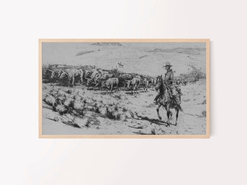 Op de afbeelding: Een zwart-witte tekening van een cowboy te paard die een kudde vee over een uitgestrekte, open vlakte leidt. De cowboy draagt een hoed en rijdt een paard met een lange manen en staart. Het vee loopt allemaal in een rij, in dezelfde richting. De tekening is gemaakt in een realistische stijl en legt de schoonheid van het Amerikaanse Westen vast.