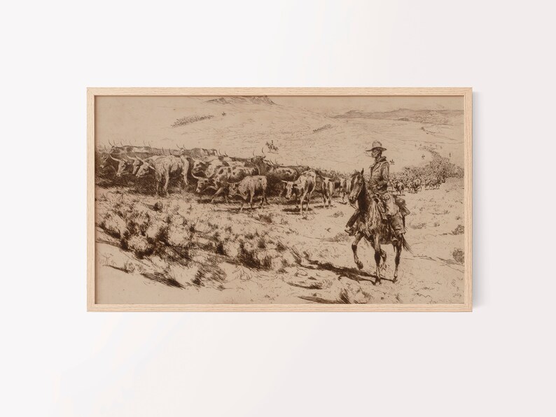 Op de afbeelding: Een zwart-witte tekening van een cowboy te paard die een kudde vee over een grasveld leidt. De cowboy draagt een hoed en een lange jas, en het vee kijkt allemaal in dezelfde richting.