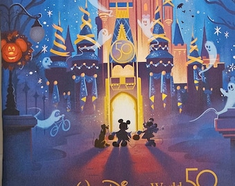 Impresión en lienzo enmarcada del 50.º aniversario de Magic Kingdom de Disney: Fiesta de Halloween de Mickey no tan aterradora