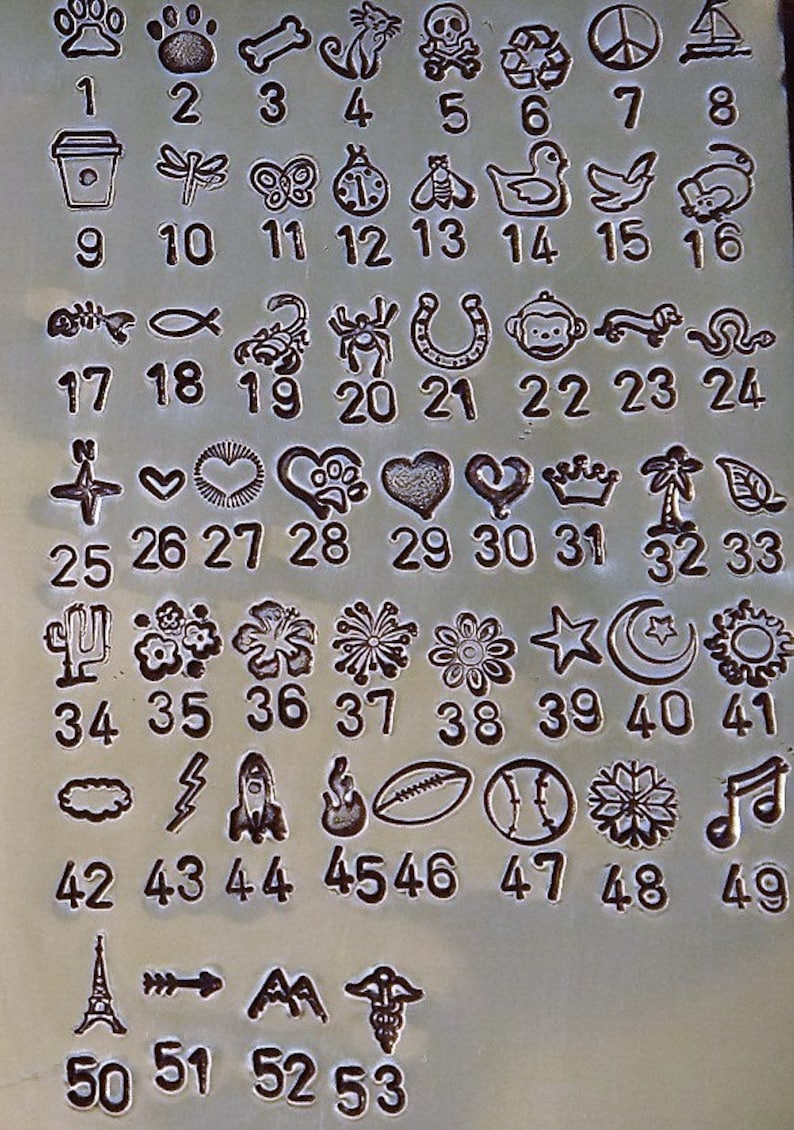 Puede incluir: Un gr&aacute;fico con 53 im&aacute;genes numeradas de varios s&iacute;mbolos e iconos. Las im&aacute;genes est&aacute;n dispuestas en filas y columnas. Los n&uacute;meros del 1 al 53 est&aacute;n impresos debajo de cada imagen.