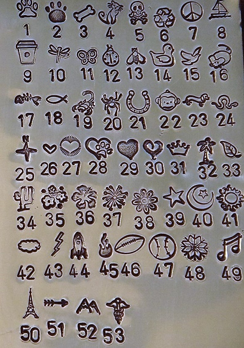 K&ouml;nnte beinhalten: Eine Tabelle mit 53 verschiedenen Symbolen, jedes mit einer entsprechenden Nummer. Die Symbole umfassen einen Pfotenabdruck, einen Knochen, eine Katze, einen Sch&auml;del, ein Peace-Zeichen, ein Segelboot, eine Kaffeetasse, eine Libelle, einen Schmetterling, eine Uhr, eine Biene, eine Gummiente, einen Vogel, eine Katze, einen Fisch, einen Skorpion, eine Spinne, ein Hufeisen, einen Affen, einen Dackel, eine Schlange, ein Kreuz, ein Herz, einen Pfotenabdruck, ein Herz, eine Krone, eine Palme, ein Blatt, einen Kaktus, eine Blume, ein Feuerwerk, eine Blume, einen Stern, einen Halbmond, eine Sonne, eine Wolke, einen Blitz, eine Rakete, eine Flamme, einen Fu&szlig;ball, einen Baseball, eine Schneeflocke, eine Musiknote, den Eiffelturm, einen Pfeil, einen Berg und einen Stab des Hermes.