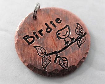Placa de identificación para mascota - Birdie - Placa de identificación para mascota con pájaro - Placa redonda de 2,5 cm de cobre antiguo con nombre - Placa de identificación para mascota - Placa de identificación de cobre estampada a mano