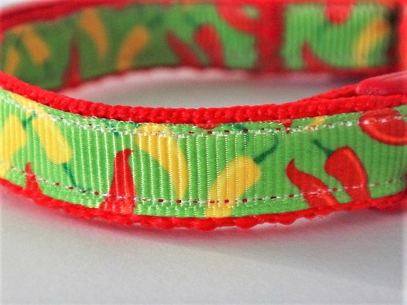 Może przedstawiać: Czerwono-zielony obroża dla psa z wzorem czerwonych i ż&oacute;łtych papryczek chili.