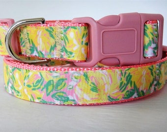 Puede incluir: Un collar de perro floral rosa y amarillo con una hebilla de plástico rosa. El collar está hecho de un material suave y duradero y es perfecto para perros de tamaño pequeño a mediano.