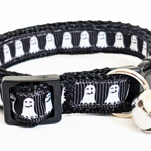 Puede incluir: Collar negro para gato con un patr&oacute;n repetido de fantasmas blancos de dibujos animados. El collar tiene una hebilla de pl&aacute;stico negro y una campana plateada. Un accesorio divertido para Halloween.
