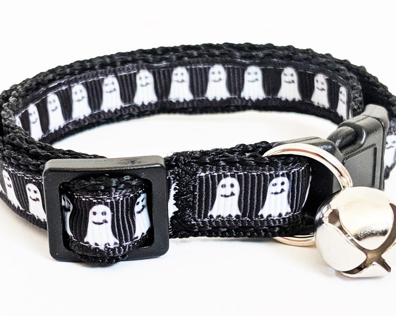 Puede incluir: Collar negro para gato con un patr&oacute;n repetido de fantasmas blancos de dibujos animados. El collar tiene una hebilla de pl&aacute;stico negro y una campana plateada. Un accesorio divertido para Halloween.