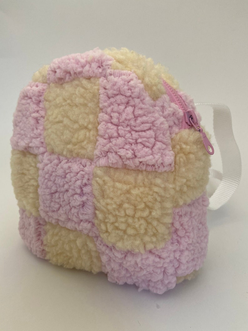 Mini sac à dos Fluffy à carreaux en rose bébé et fausse fourrure crème