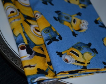 Set med 4 vändbara barnservetter med motivet Minion-mani.
