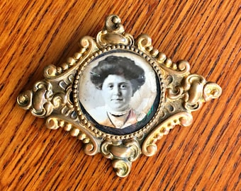 Antique Gibson Girl Photo in Antique Gold Toned Brooch ~ Victorian Photo Jewelry ~ Antique Photo Brooch