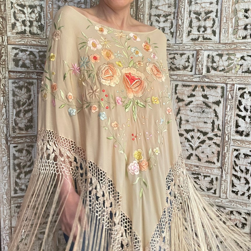 how to wear a piano shawl