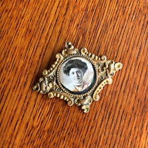 Antique Gibson Girl Photo in Antique Gold Toned Brooch ~ Victorian Photo Jewelry ~ Antique Photo Brooch afbeelding 2
