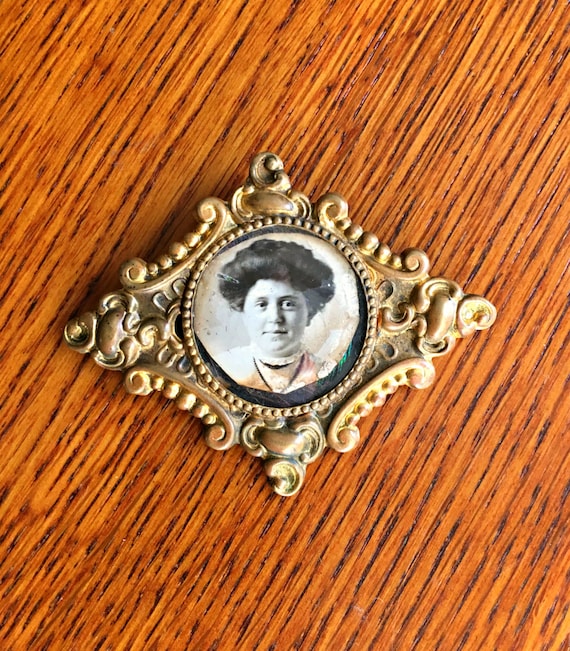 Antique Gibson Girl Photo in Antique Gold Toned Brooch ~ Victorian Photo Jewelry ~ Antique Photo Brooch