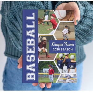 Peut inclure: Un livret de programme de baseball bleu et blanc avec un design hexagonal présentant des photos de jeunes joueurs de baseball. Le texte "BASEBALL" est imprimé en blanc sur fond bleu. Le texte "League Name 2028 SEASON" est imprimé en blanc sur fond bleu.