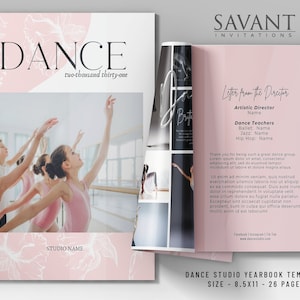 Op de afbeelding: Een roze en witte dansstudio-jaarboektemplate met een bloemenontwerp. De omslag toont een foto van jonge dansers in een balletles. De tekst op de omslag luidt "Dance" en "two-thousand thirty-one". De binnenpagina's bevatten een brief van de directeur en een lijst met dansleraren. De sjabloon is 8,5 x 11 inch en heeft 26 pagina's.