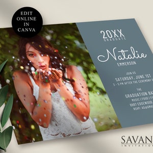 Puede incluir: Una invitaci&oacute;n a una fiesta de graduaci&oacute;n con un fondo azul y una foto de una mujer soplando confeti. El texto dice "20XX Graduate Natalie Emmerson. &Uacute;nase a nosotros el s&aacute;bado 1 de junio de 3 a 5 PM despu&eacute;s de la ceremonia para The Graduation Bash M&uacute;sica | Comida | Diversi&oacute;n 8987 Edgewood Drive RSVP: AG@GMAIL.COM Savant Invitations"
