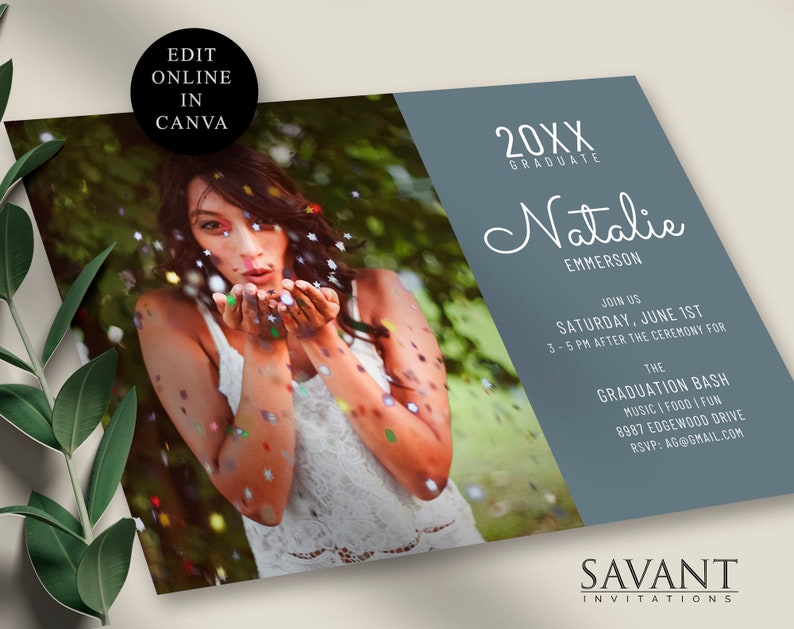 Puede incluir: Una invitaci&oacute;n a una fiesta de graduaci&oacute;n con un fondo azul y una foto de una mujer soplando confeti. El texto dice "20XX Graduate Natalie Emmerson. &Uacute;nase a nosotros el s&aacute;bado 1 de junio de 3 a 5 PM despu&eacute;s de la ceremonia para The Graduation Bash M&uacute;sica | Comida | Diversi&oacute;n 8987 Edgewood Drive RSVP: AG@GMAIL.COM Savant Invitations"
