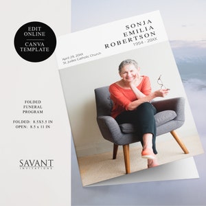 Può includere: Un modello di programma funebre piegato con una foto di una donna seduta su una sedia. Il programma misura 8,5 x 5,5 pollici quando è piegato e 8,5 x 11 pollici quando è aperto. Il testo sul programma recita "Sonja Emilia Robertson 1954-20XX" e "29 aprile 20XX Chiesa cattolica St. Judes".