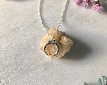 Simple horn moon necklace