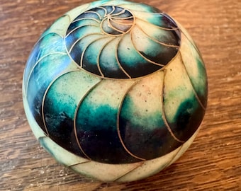 Fermacarte vintage Robert Kuo Nautilus Shell Cloisonné, grande sfera artistica da 7,6 cm, primi modelli di cloisonné in porcellana di Kuo.
