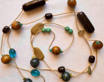 Große 1960er Jahre Vintage Kette aus Perlen und Kordel: Unikat, aus Glas und Holz