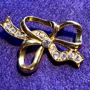 Broche de cinta, tono dorado vintage y solapa de lazo de pedrería/cristal o pasador de bufanda, BARCO GRATIS