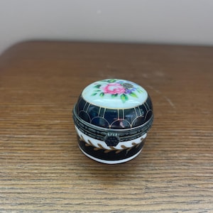 Tiny Jongleas collection pill box