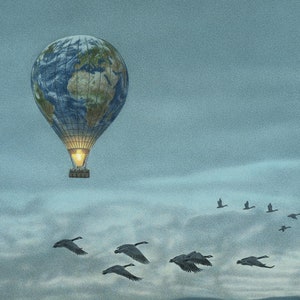 Puede incluir: Ilustración de un globo aerostático con forma de Tierra, con una cesta iluminada, flotando en un cielo nublado. Una bandada de gansos vuela por debajo, sobre una oscura cordillera. La obra de arte tiene una calidad vintage y onírica.