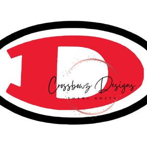 以下が含まれることがあります： 黒い楕円形の中に赤い文字のDがあり、その下に「Crossbowz Designs Shari Smith」という文字があります。