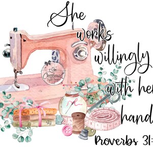 Könnte beinhalten: Eine Aquarell-Illustration einer Vintage-Nähmaschine mit einer Garnrolle, Knöpfen, Stoffresten und einem Glas mit Nadeln. Der Text "She works willingly with her hands Proverbs 31:13" ist in schwarzer Kursivschrift geschrieben.