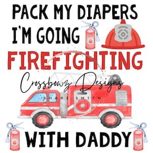 Puede incluir: Un diseño gráfico con un camión de bomberos rojo, un casco de bombero y dos extintores. El texto dice "PACK MY DIAPERS I'M GOING FIREFIGHTING WITH DADDY" y "Crossbowz Designs".
