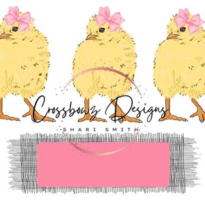 Könnte beinhalten: Drei gelbe Küken mit rosa Schleifen auf dem Kopf. Die Küken stehen auf einem weißen Hintergrund mit einem schwarz-weißen gemusterten Teppich und dem Text "Crossbody Designs Shari Smith".