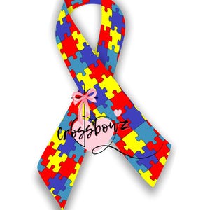 Peut inclure: Un ruban bleu, jaune et rouge composé de pièces de puzzle. Le ruban est noué en un nœud avec un nœud rose sur le dessus. Le texte "Crossbowz" est écrit en cursive noire sur le ruban.