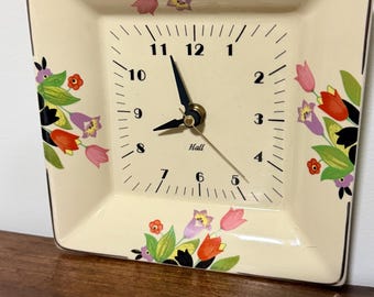 Reloj de pared de cerámica Hall Pottery Crocus con diseño vintage en funcionamiento.