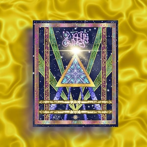 Può includere: Un design geometrico blu e oro con un triangolo al centro. Il triangolo è riempito con un motivo a spirale di blu, verde e oro. Il design è circondato da un bordo dorato e viola.