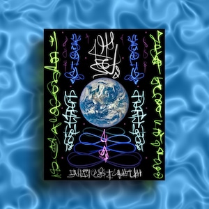 Może przedstawiać: Czarny kwadrat z kolorowym wzorem przedstawiającym globus w środku. Globus jest otoczony abstrakcyjnymi liniami i kształtami w kolorze zielonym, niebieskim, różowym i żółtym. Tekst "ENERGY" jest napisany na dole kwadratu na biało.