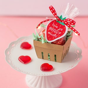 3D Mini Beerenkorb Erdbeere Geschenke SVG & PDF Cut Files | Niedlicher Mini-Beerenkorb und Erdbeer-Tags mit "Love Ya Berry Much" Pun