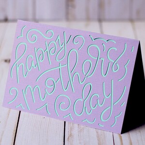 Tarjeta del día de la madre Archivo de corte SVG, Mano con letras Día de la madre SVG, Regalo del día de la madre SVG + Archivo Svg de sobre, Descarga digital instantánea
