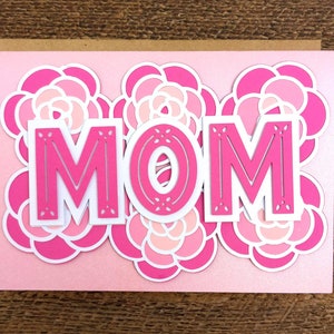 Tarjeta MOM floral en capas SVG Archivo de corte + Sobre SVG / Tarjeta para el Día de la Madre Svg / Tarjeta de mamá Svg / Descarga digital instantánea