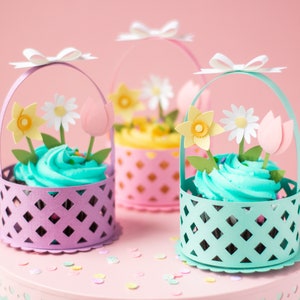 Cesta Cupcake Wrappers SVG con Flower Cupcake Toppers SVG, Cupcake Wrapper SVG Primavera Cupcake Wrappers y Toppers Svg Cupcake Holder Svg