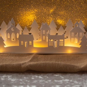Silueta de Paper Christmas Village usando Fairy Lights / Glitter Winter Village Scene - 3D Christmas SVG Cut File Instant Digital Download