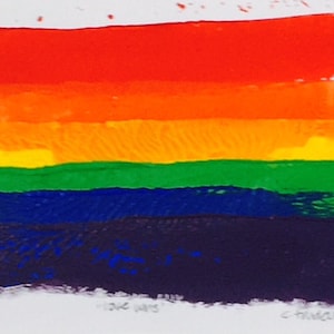 Op de afbeelding: Een regenboogvlag geschilderd in rood, oranje, geel, groen, blauw en paars. De vlag is geschilderd in een ruwe, textuurrijke stijl. De tekst "4490" en "C.Trudell '95" is zichtbaar in de onderste hoeken van de afbeelding.